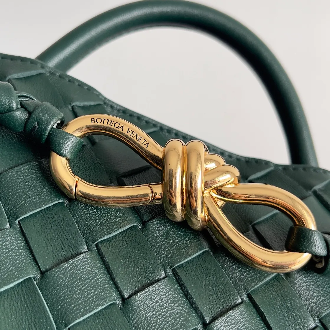 The 2023 new Andiamo batch of 1860 BV has been shipped‼ ️Really popular🔥The new Andiamo woven handbag launched by Bottega Veneta this season is really popular all over the world! ! Celebrities at home and abroad have worn it, and Oscar-winning actress Michelle Yeoh has taken it out on the street. Song Jia, Trai Yara, Yu Feihong, Sanji Ayaka, Rosie Hunting-Whiteley, Yoshioka Riho, etc. have all picked up this bag. It is classic and versatile, showing off its temperament, and the bag capacity is also large, which is very convenient for daily commuting! ! A variety of carrying methods, the shoulder straps can be adjusted by yourself, the original lambskin feels soft and delicate, and the neutral style is made to break gender boundaries and bring a more practical and longer-lasting use experience. Andiamo, which has both elegant and casual styles, perfectly interprets the true appearance of "fashionable old money style". Style number: 743568 Size: 25*22*10.5cm